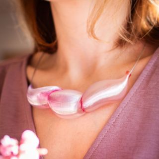 🌸První kousky jarní limitky právě nyní vznikají v ateliéru Jsem. Rezonují s tebou tóny červené, fialové a oranžové? Tak si...